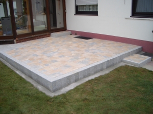 Terrasse mit Granitpalisaden in Döhlau