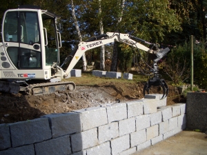 Trockenmauer setzen mit Greifer